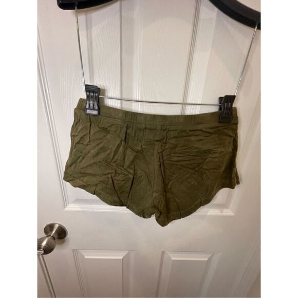 Chasor women’s shorts medium NWT army green - Picture 2 of 6